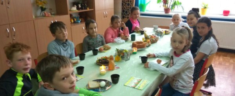 Powiększ obraz: Uczniowie podczas wielkanocnego śniadania